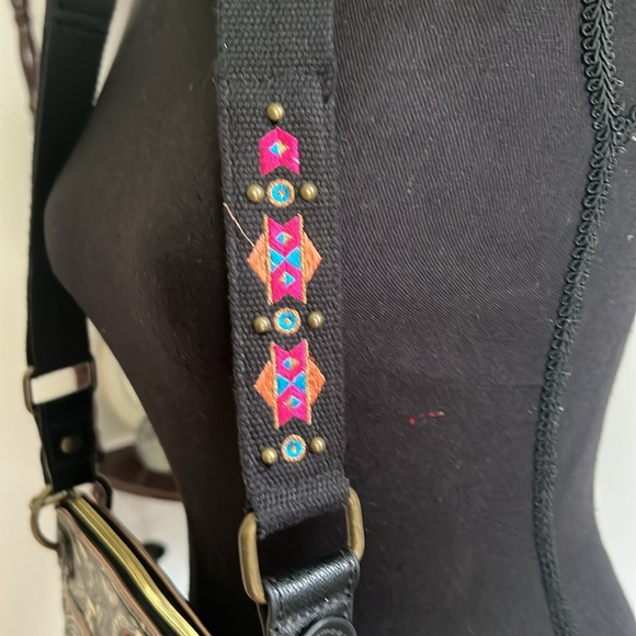 New Sakroots Crossbody purse handbag, Floral design gold lining keychain. PEACE! - Picture 11 of 13